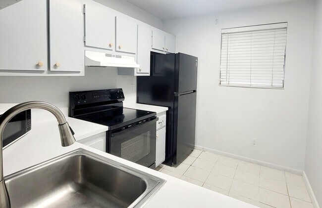 Building Photo - 15702 E Waterside Cir