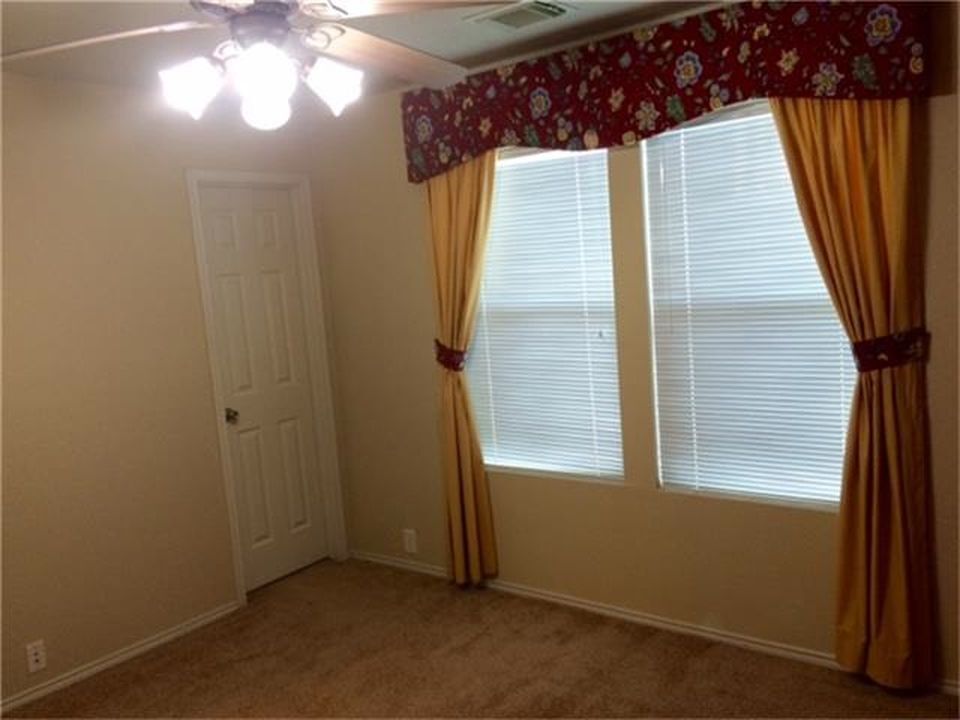 Building Photo - 2810 Legends Crest Drive