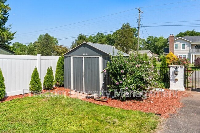 Building Photo - 194 Holden Dr