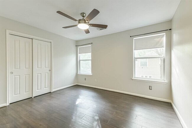 Building Photo - 15 N Flickering Sun Cir