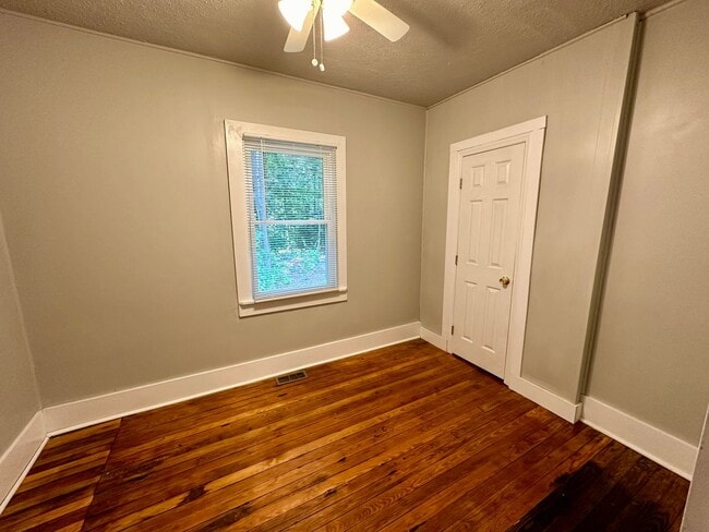 Building Photo - The High Street Charmer