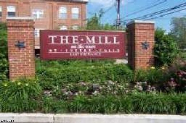 Building Photo - 300 Main St