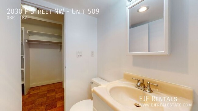 Building Photo - Bright, efficiency w Full Kitchen, Pool, 2...