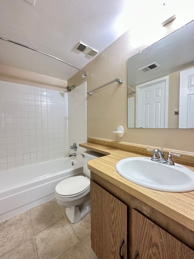 Building Photo - Free Rent Available - Spacious 1 Bedroom C...