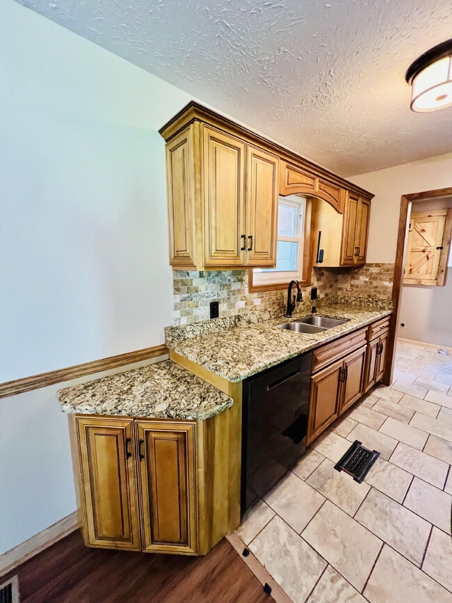 Building Photo - Charming 3-Bed, 2-Bath Home with back yard...