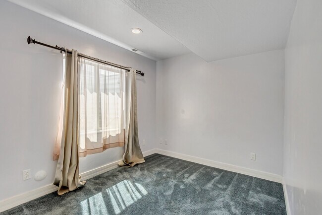 Building Photo - 8637 Goldenrain Cir