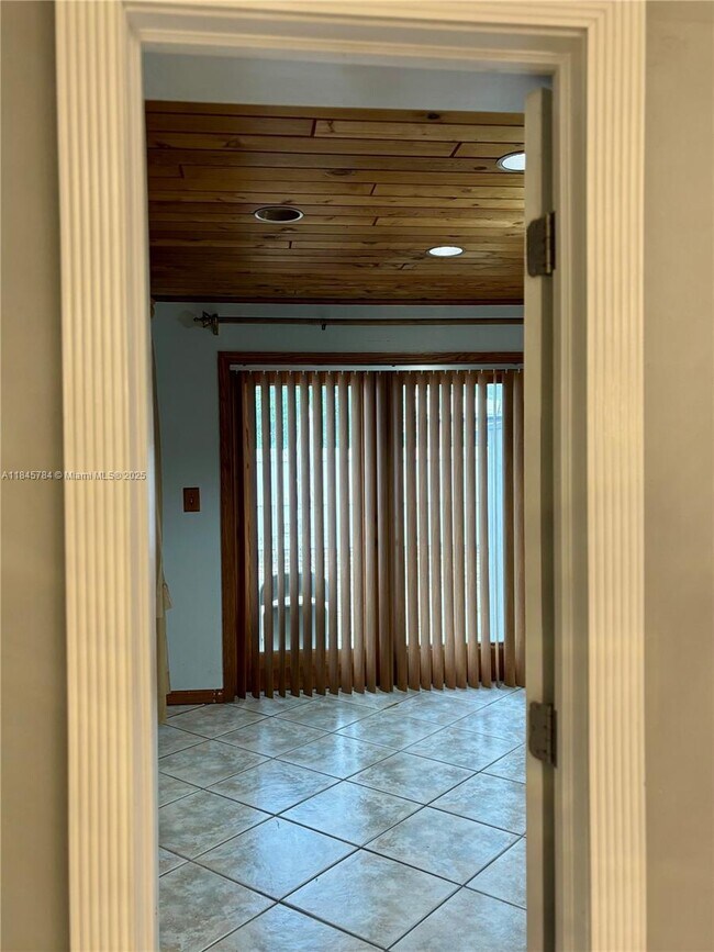 Building Photo - 3171 SW 16th Ct