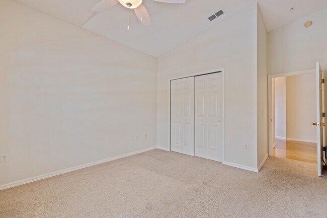 Building Photo - 4240 Central Sarasota Pky