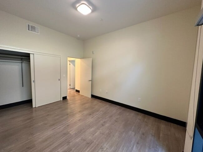 Building Photo - 536 S El Molino Ave