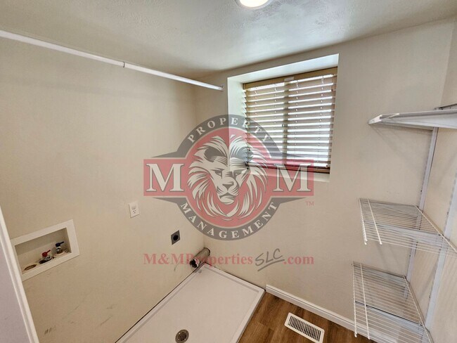 Building Photo - Great 5 Bed 2.5 Bath Home Newly Remodeled