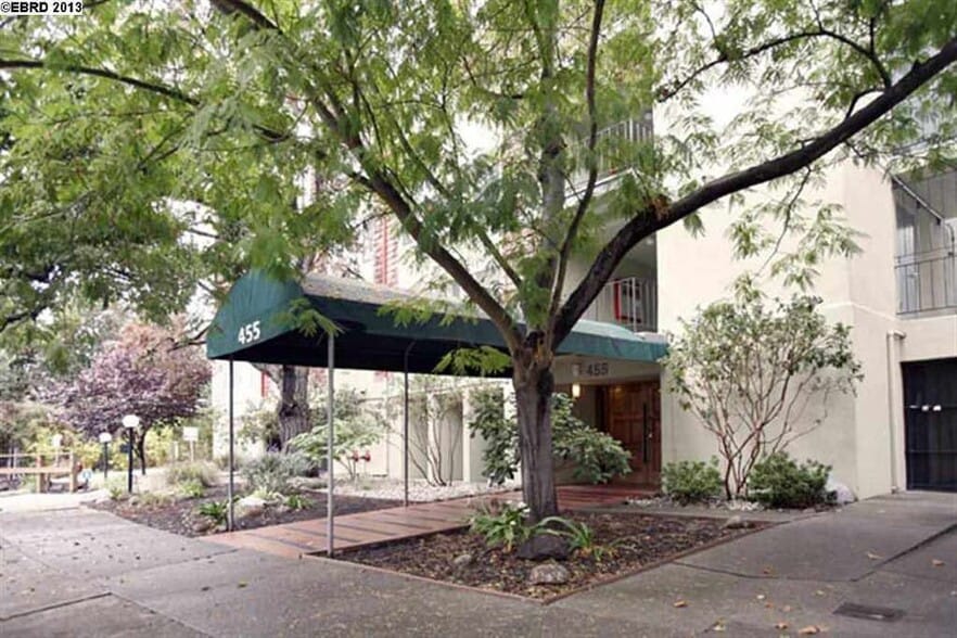 Building Photo - 455 Crescent St