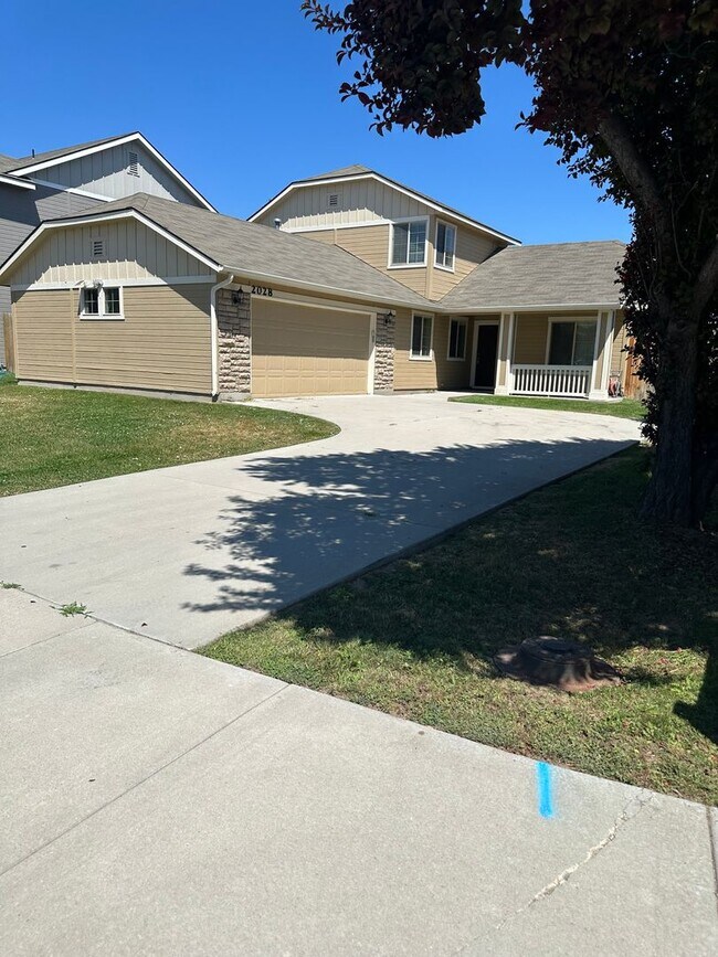 Building Photo - $1,995.00 / Ready Now this 4 bedroom home ...