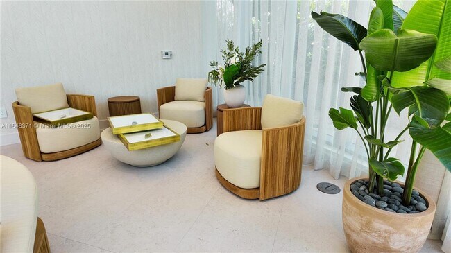 Building Photo - 700 NE 24th St