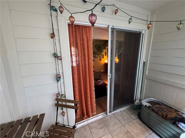 Building Photo - 428 N Hollywood Way