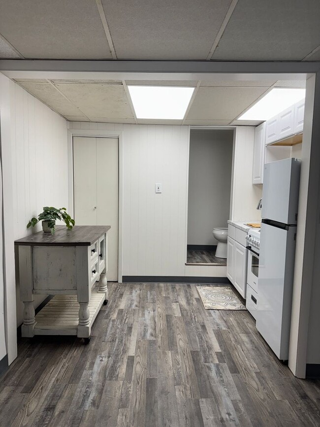 Building Photo - Fully Remodeled Studio Apartment | All Utilities Included | Great Location