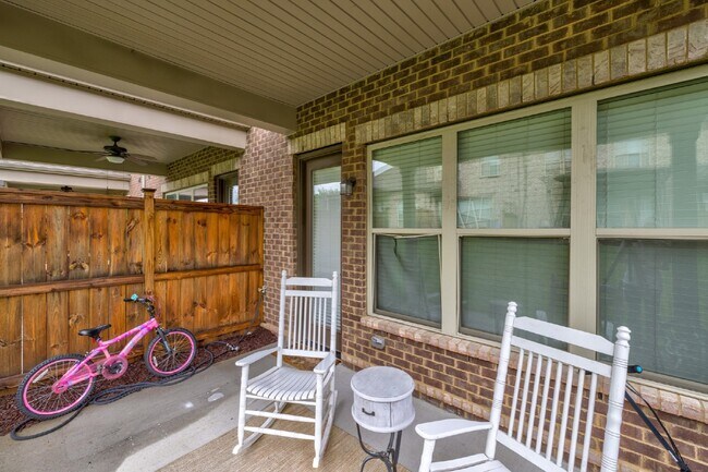 Building Photo - Beautiful Townhome with Garage, Fireplace, Close to Greenway, Dining & Shopping