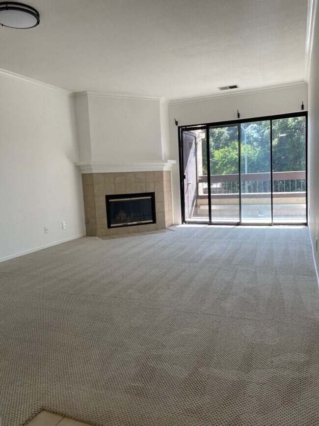 Building Photo - 328 N Villa Way