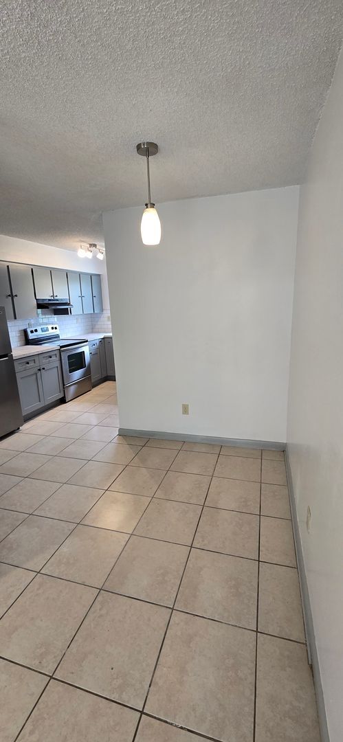 Building Photo - SPACIOUS 2 BEDROOM 1 BATH DUPLEX LOCATED I...