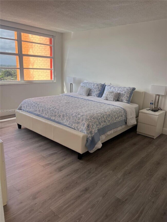 Building Photo - 1351 NE Miami Gardens Dr