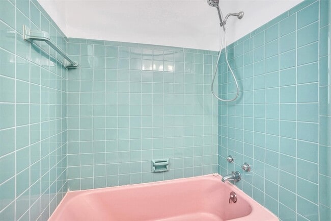 Building Photo - 820 SE 4th Ave