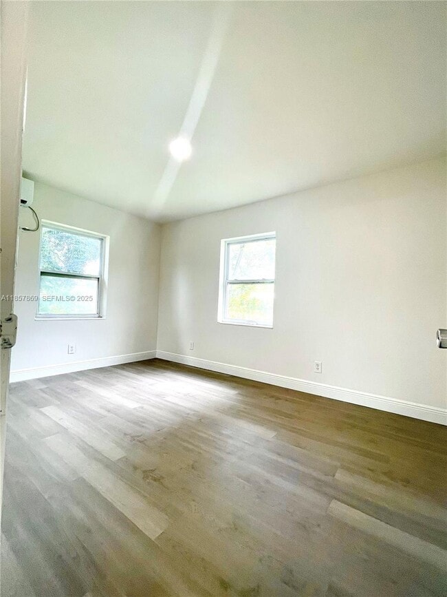 Building Photo - 1004 SW 24th Ave