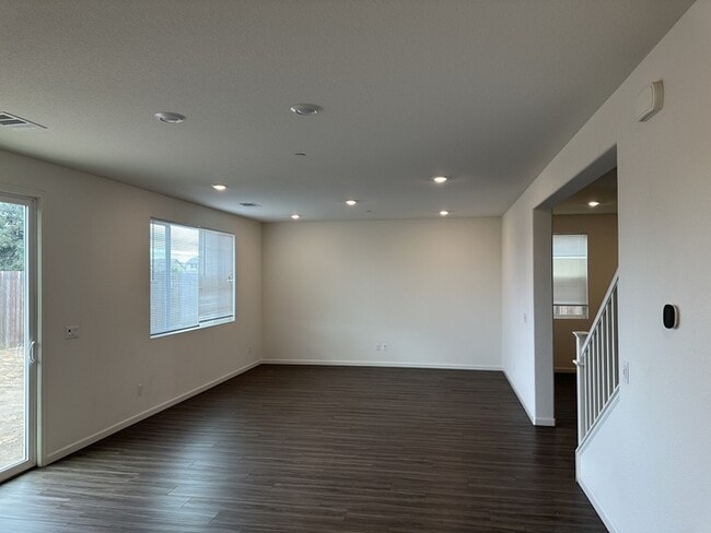 Building Photo - Manteca 5 Bedroom, 3 Bath Executive Style ...