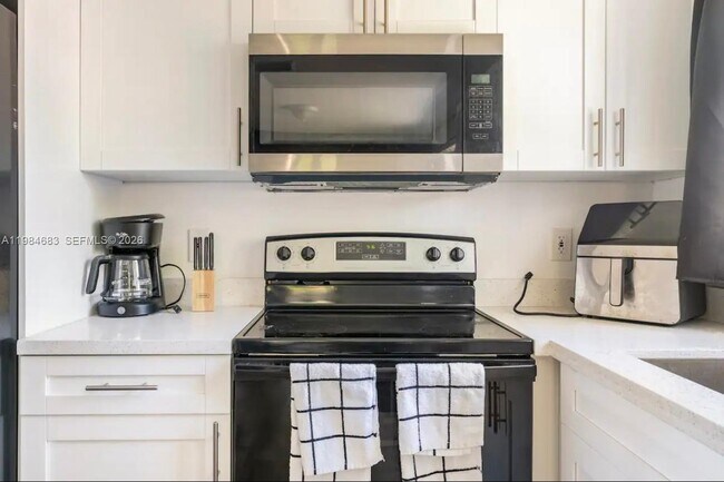 Building Photo - 1200 NW 18th Ct