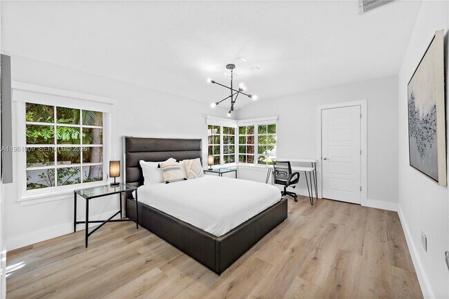 Building Photo - 253 N Coconut Ln