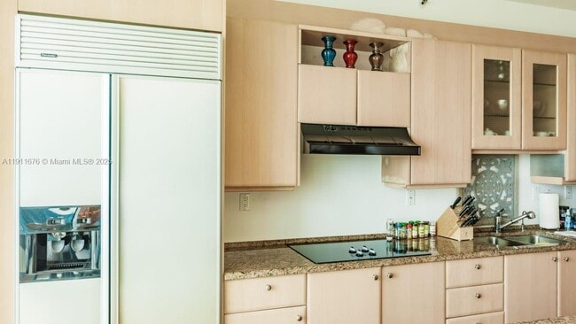 Building Photo - 300 South Pointe Dr