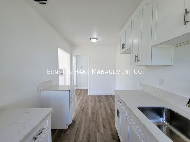 Building Photo - Lovely 1 Bedroom Apartment with Fresh Pain...