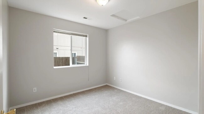 Building Photo - Selling duplex 1.2025