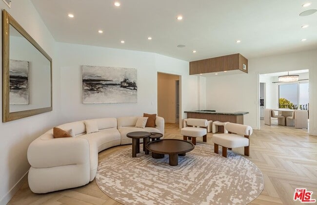 Building Photo - 560 Chalette Dr