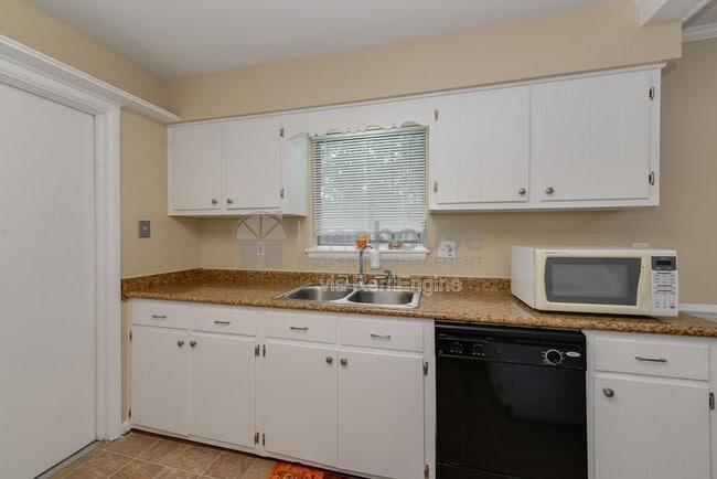 Building Photo - 290 Sedgefield Ave