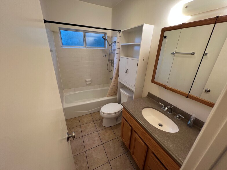 Building Photo - 1319 E California Ave