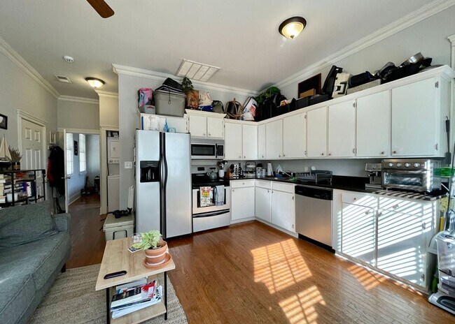 Building Photo - Available 7/20. Great 1BR/1BA Available in Downtown Charleston!