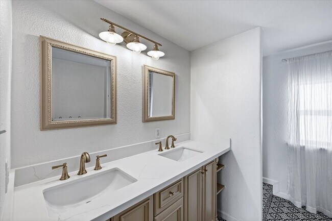 Building Photo - 5522 Avenue O 1/2