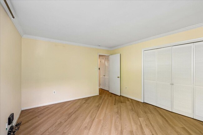 Building Photo - Bright & Stylish 2BR/1BA Condo in Sought-After Sumner Court in Bethesda