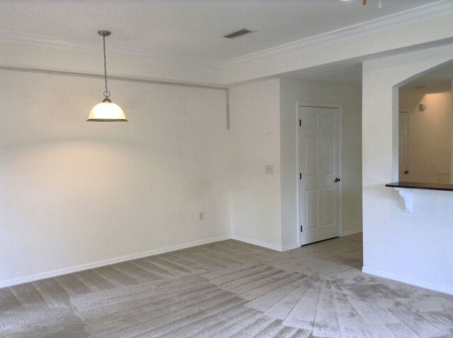 Building Photo - Spacious 2BR/2.5BA Townhome in Mallorca Sq...