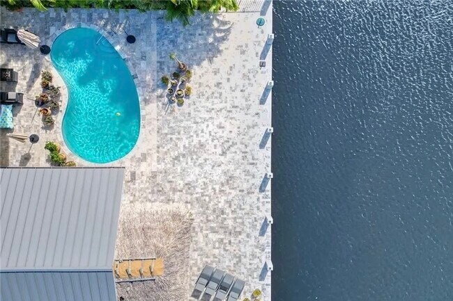 Building Photo - 2830 NE 55th St