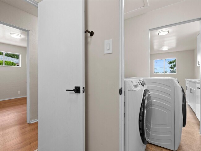 Building Photo - Move In Ready Midtown Dream Home
