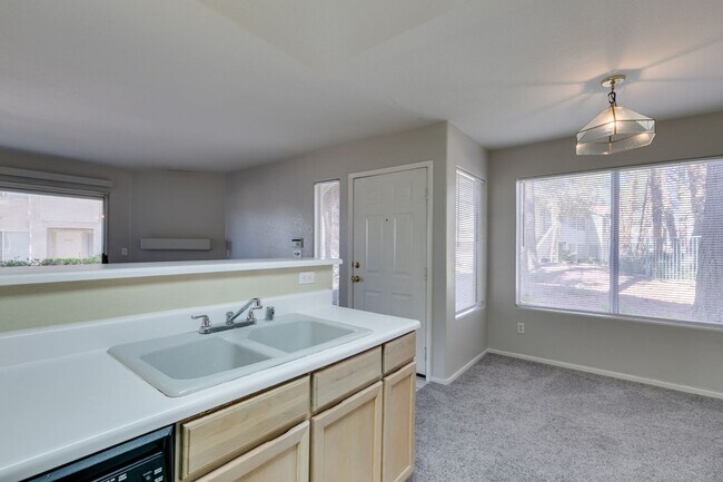 Building Photo - Ground Floor Condo for Rent