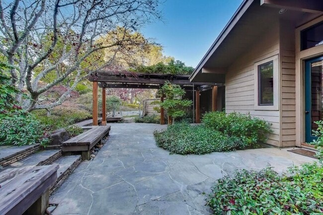 Building Photo - 28 Meadow Rd