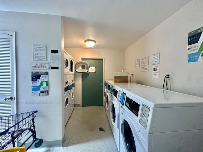 Building Photo - Newly Renovated Pacific Beach Condo Pool S...