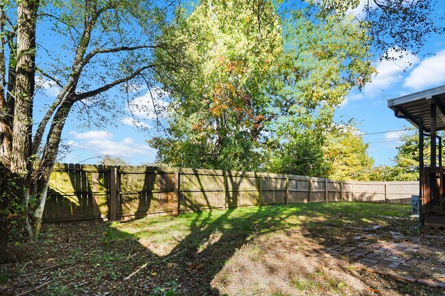 Building Photo - Pet Friendly Three Bedroom!