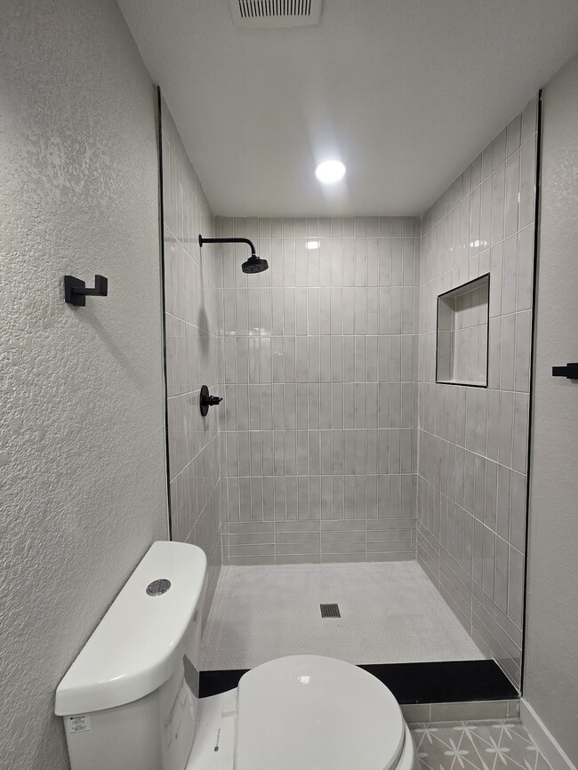 Building Photo - 509 E 41st St