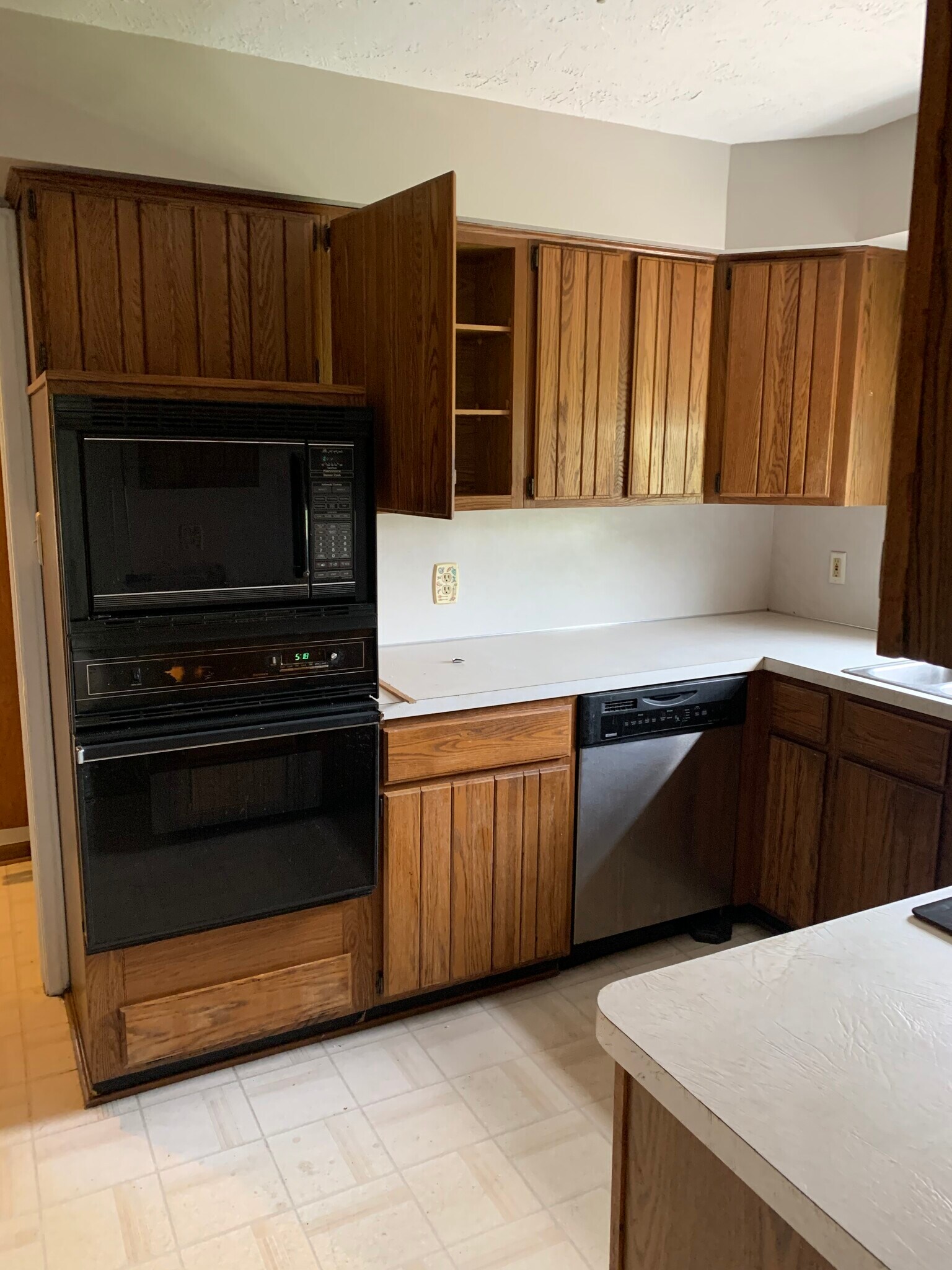 Kitchen Oven - 2528 S Annabelle St