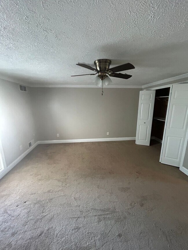Building Photo - Modern 1 Bedroom Townhome in Prime Moon Township Location!