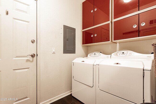 Building Photo - 706 E Washington St