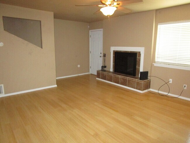 Building Photo - (2) Bed/(2.5) Bath Townhome Avail Now! Poo...