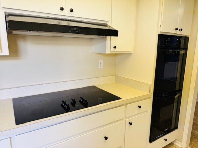 Building Photo - Wonderful, single level townhome w/attached garage available for move-in now!